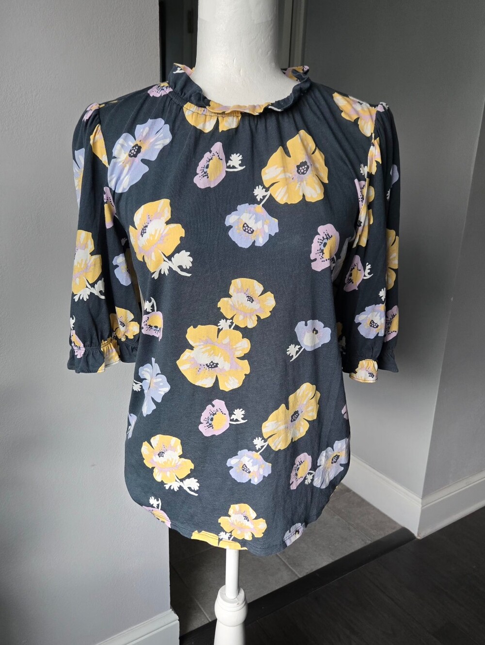 LOFT Outlet Drk Gray Yellow Floral Pleated Blouse Size S Puff Sleeve Ruffle Neck